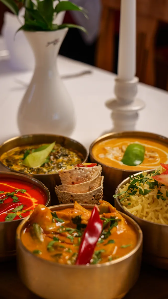 Indische Currys in goldenen Messingschalen im Restaurant Rama Neufahrn